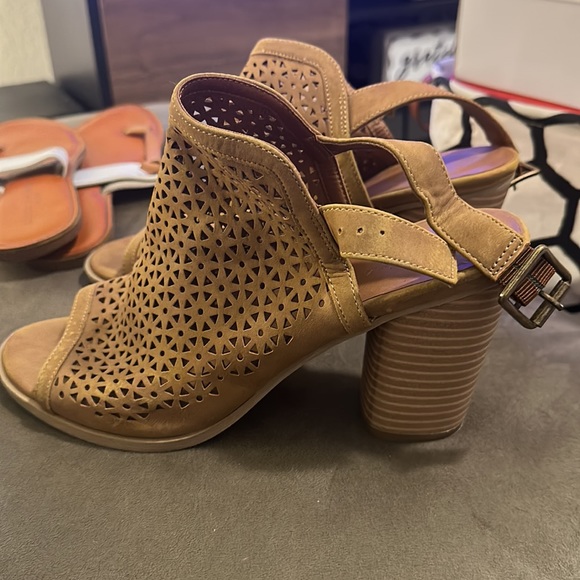 Women’s Heels - Picture 3 of 4